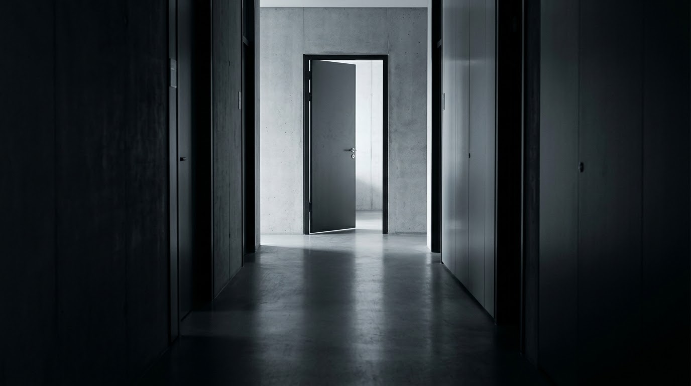 Pasillo con una puerta entreabierta