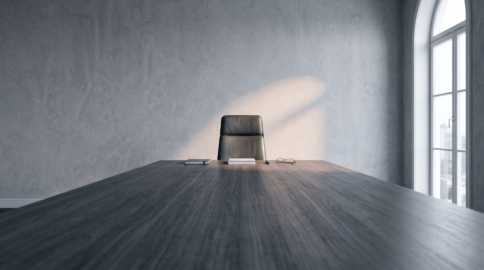 Sala de juntas con una silla vacía a la cabecera de la mesa